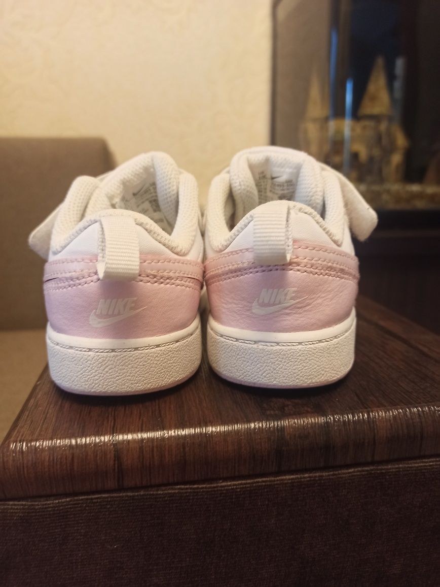 Оригінал NIKE Шкіряні  кросівки для дівчинки, 27 розмір, устілка 17.5