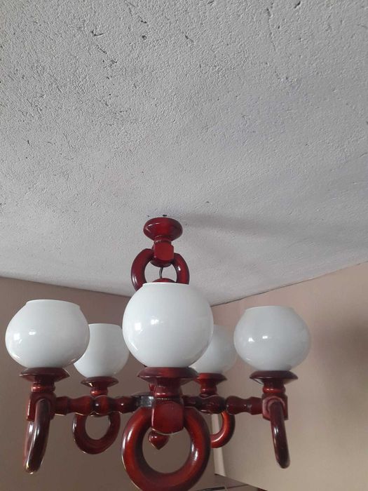 Żyrandol drewniany z kinkietem