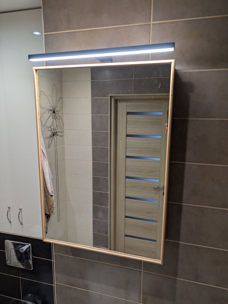 Szafka łazienkowa z lustrem i lampą LED GoodHome