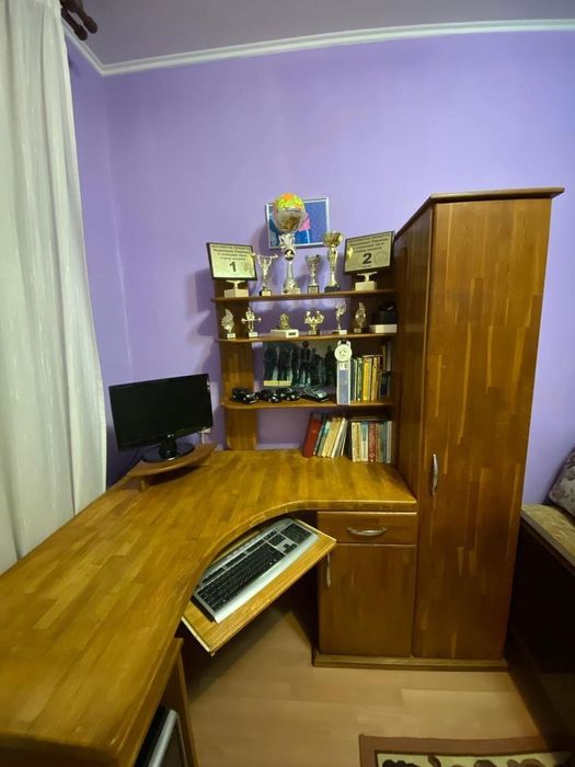 Кутовий комп'ютерний стіл з пеналом
