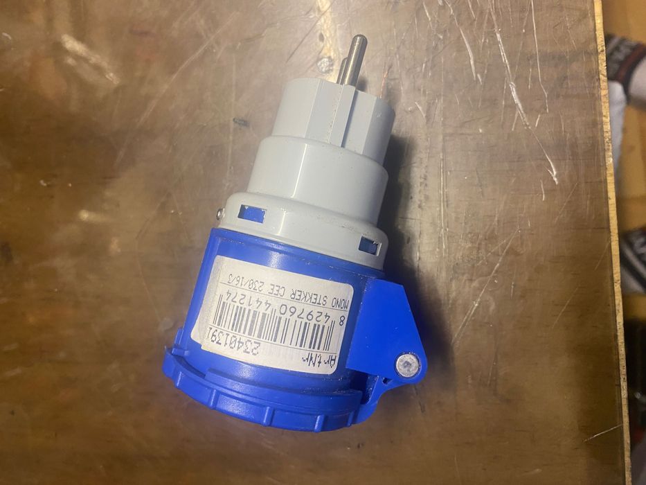 Wtyczka przejściówka 220v na trzy bolce nowe