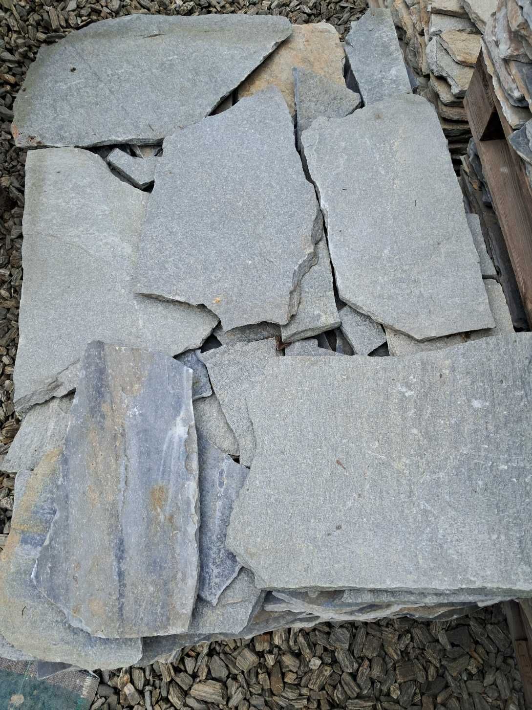 Kamień szary gnejs z przebarwieniami.