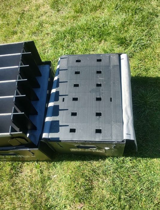 45 skrzyń modułowych z plastiku komorowego