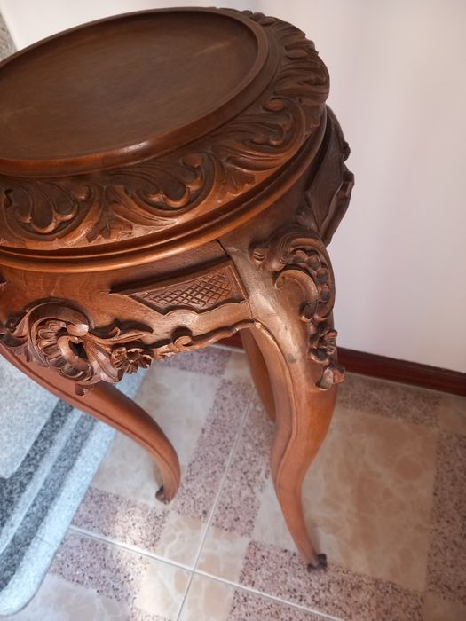 Coluna decorativa em madeira