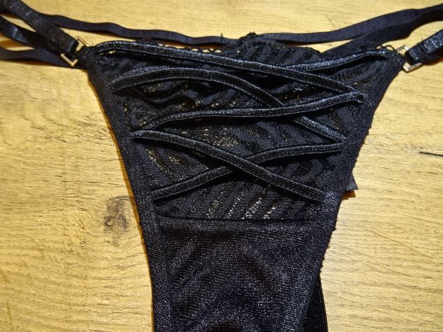 Primark czarne piękne stringi XS
