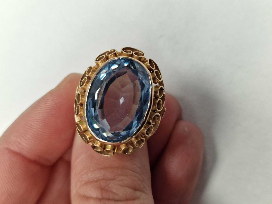 Złoty pierścionek damski/ 585/ 9.37 gram/ R13/ Topaz/ Polska 1963-86