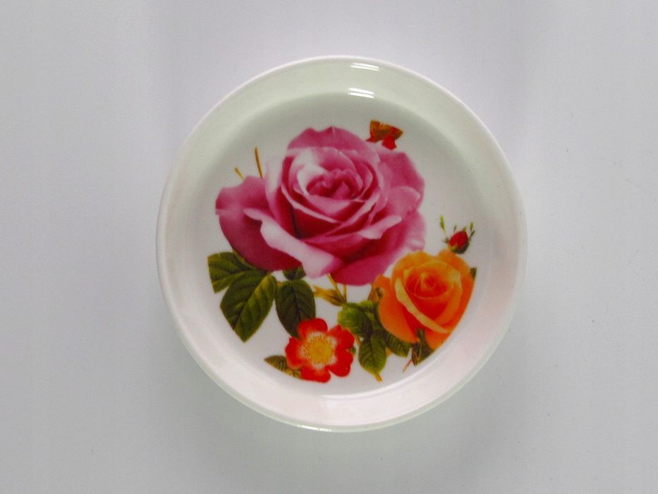piękna porcelanowa podstawka róża