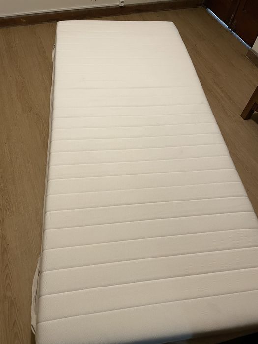 Colchao de solteiro IKEA