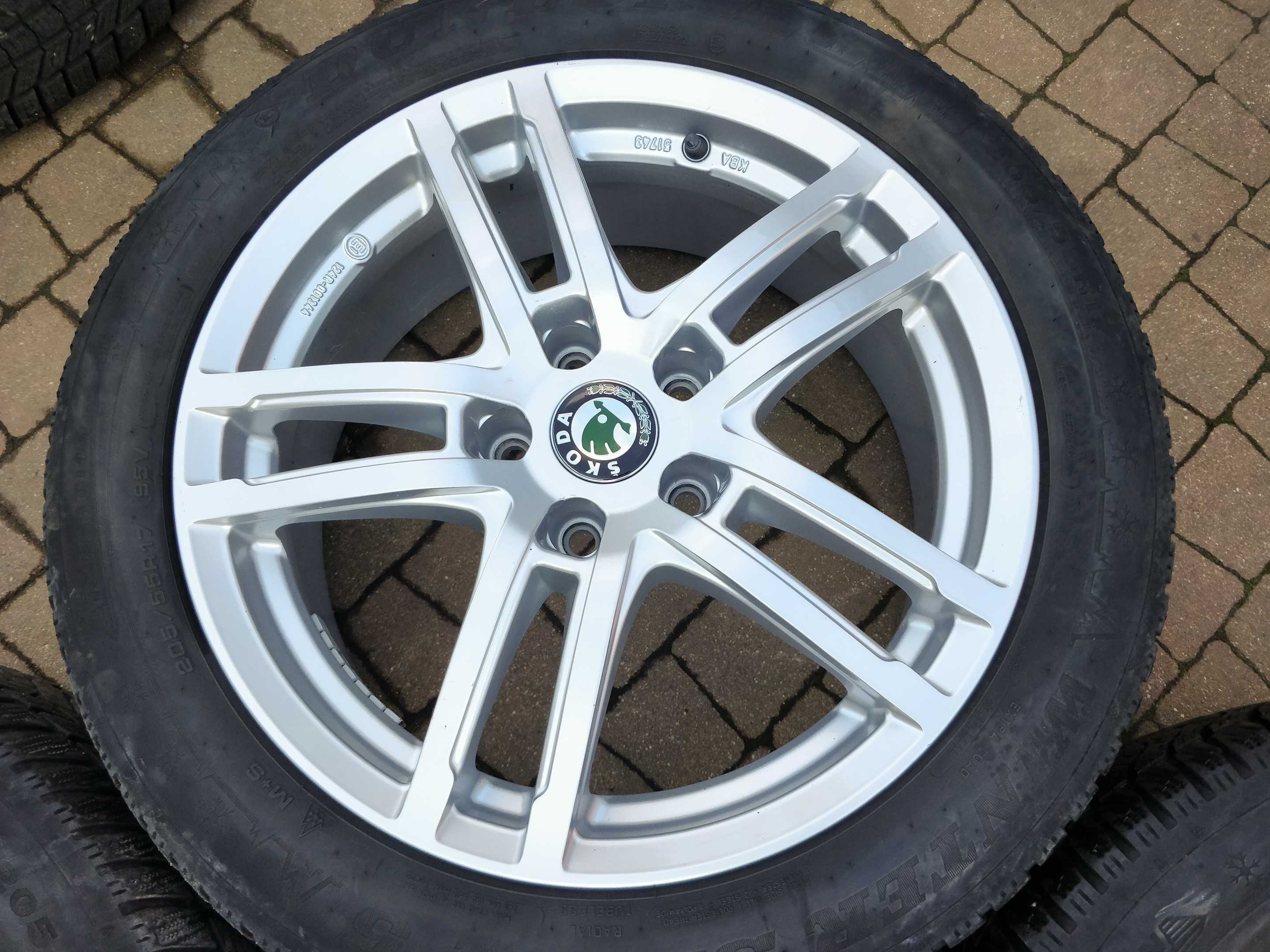 3425. Koła zimowe Octavia IV Golf VIII 5x112 205/55/17 2020r Dunlop