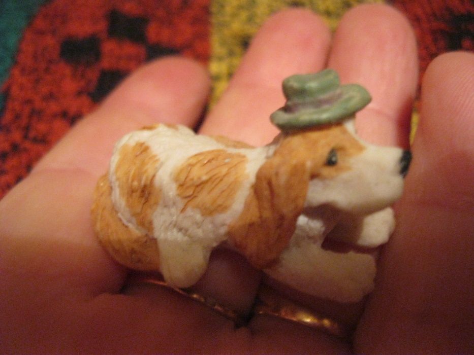 статуэтка фирурка пес в шляпе собака белая рыжим керамика