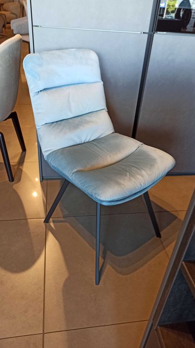 4 krzesła  Johan Claudie z ekspozycji