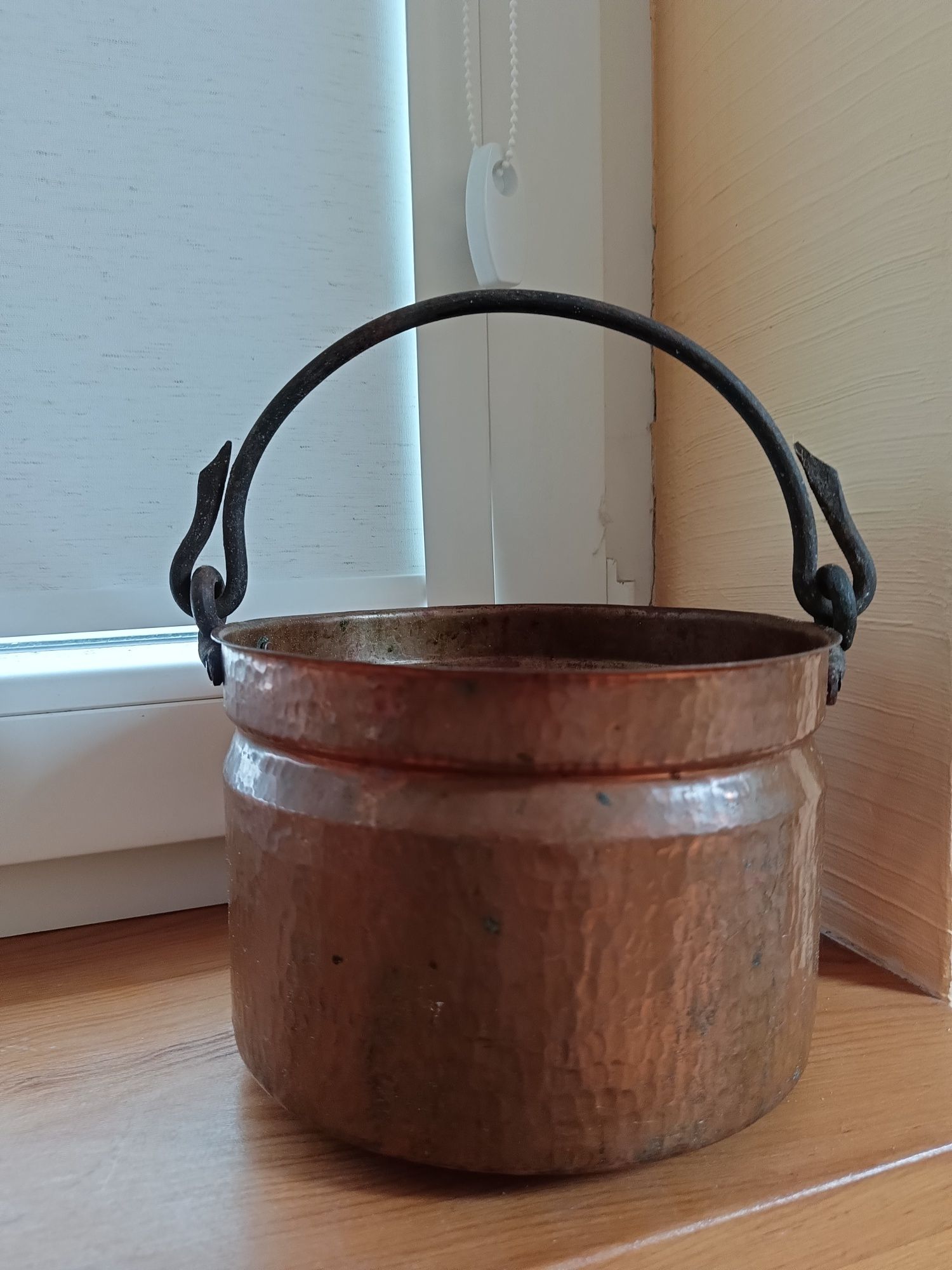 Stary kociołek miedziany bushcraftowy na ognisko lub osłonka doniczki