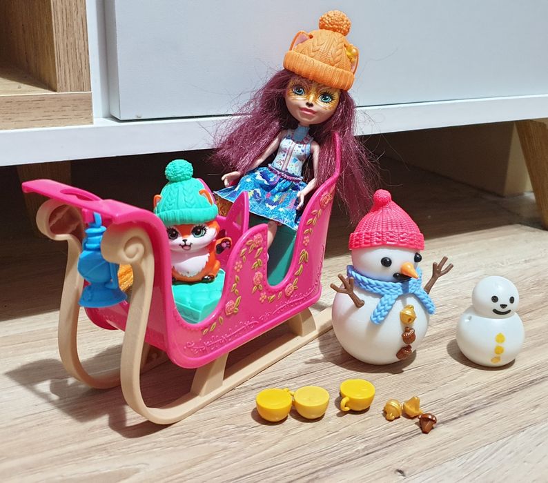Enchantimals zestaw z saniami i bałwankami zimowy Lisek