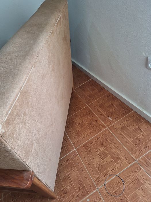 Sofá 2 lugares em suede bege com estrutura de madeira