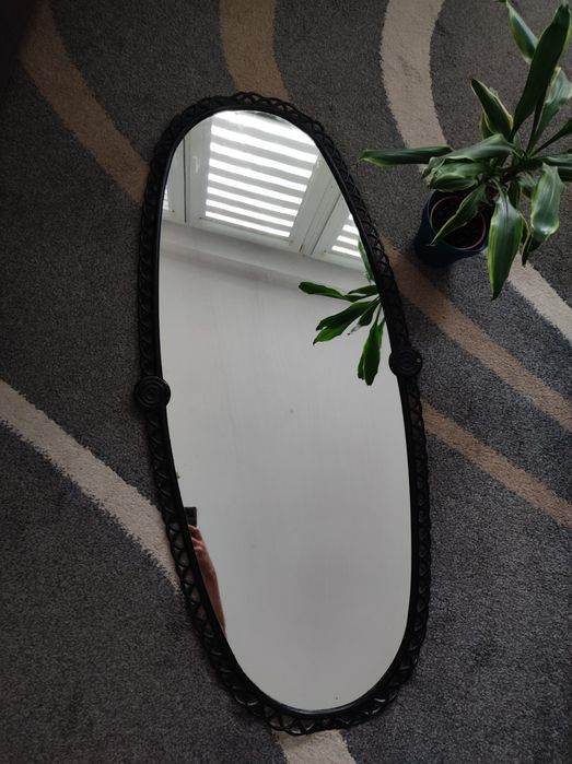 Stare czarne lustro PRL plastik vintage dekoracja rekwizyt owalne duze