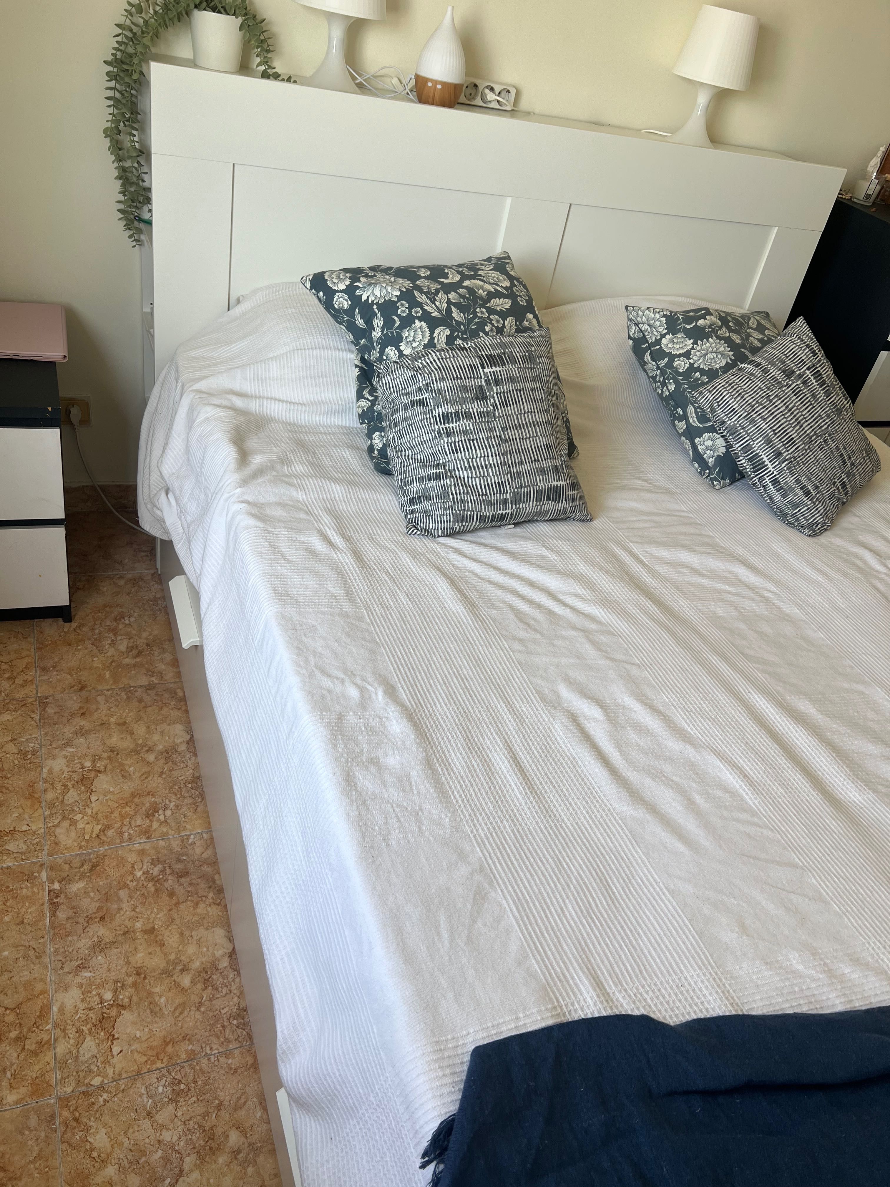 Estrutura de cama em ótimo estado