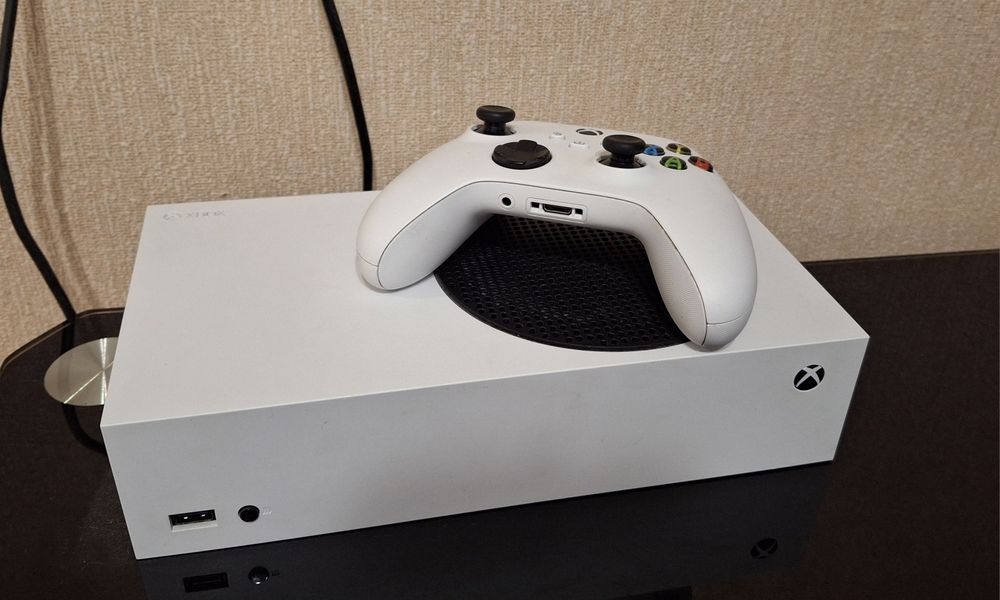Продам Xbox Series S 512 Гб