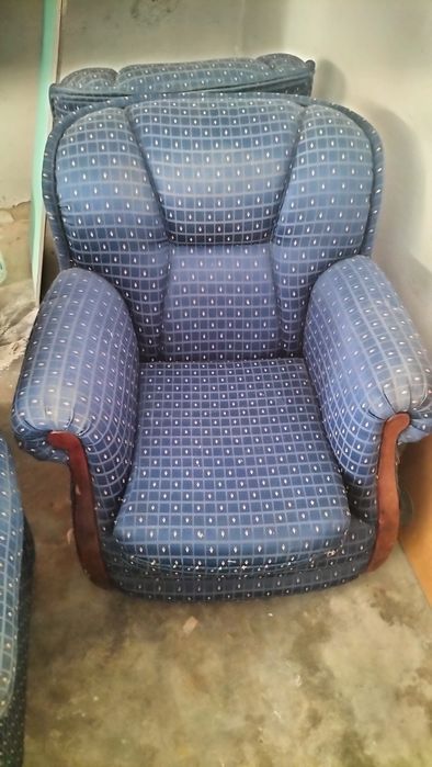 Um sofá grande e dois pequenos conforme nas fotos.