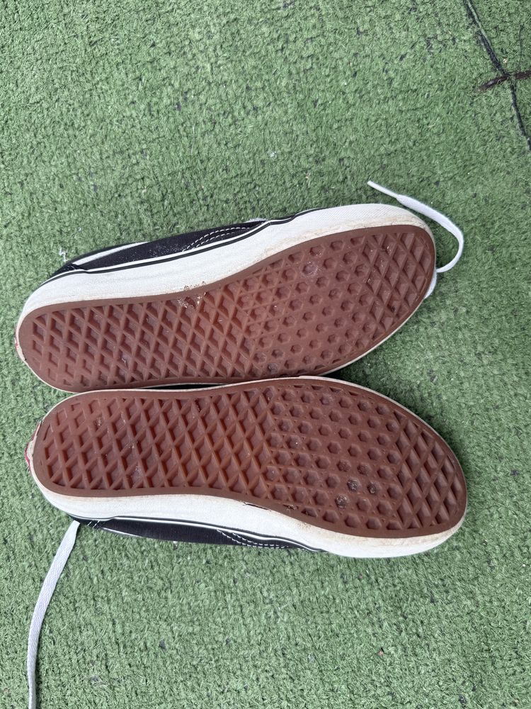 Vans Originais pretas com riscas brancas