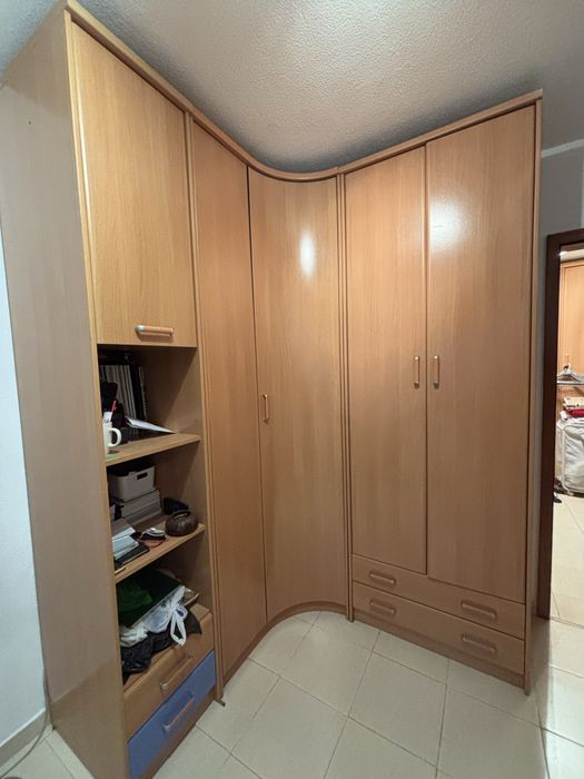 Roupeiro de canto em madeira