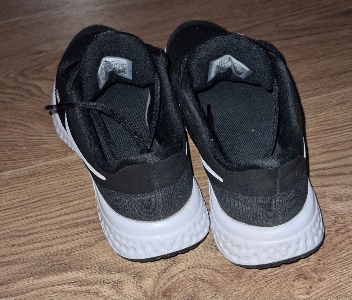 Buty Nike Revolution 5 (GS) Czarne rozmiar 37,5