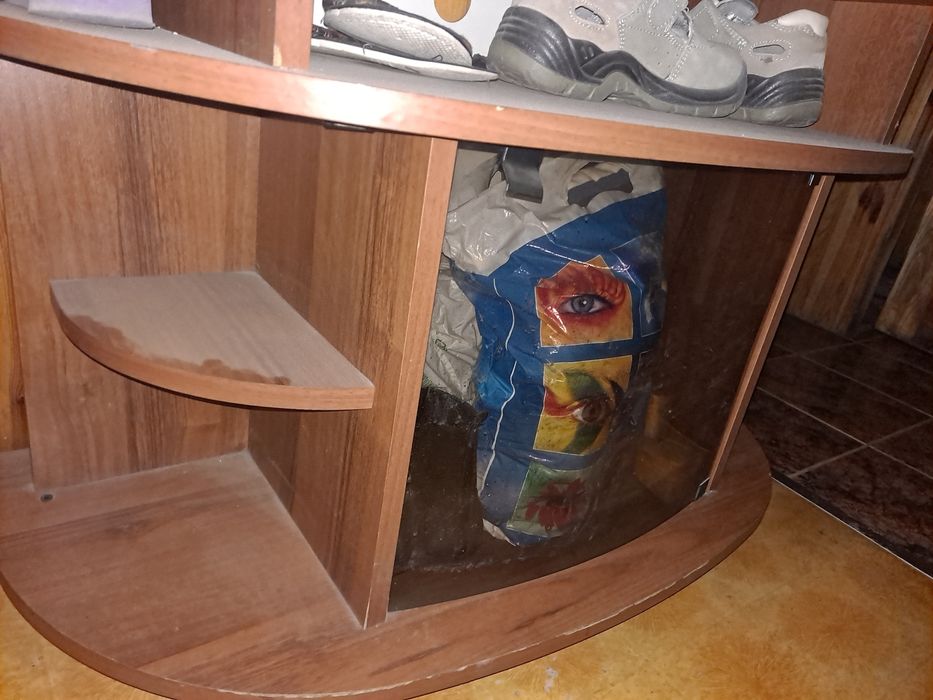 Stolik pod telewizor ze szybą