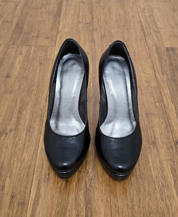 Buty Tessi z czerwoną podeszwą rozmiar 36