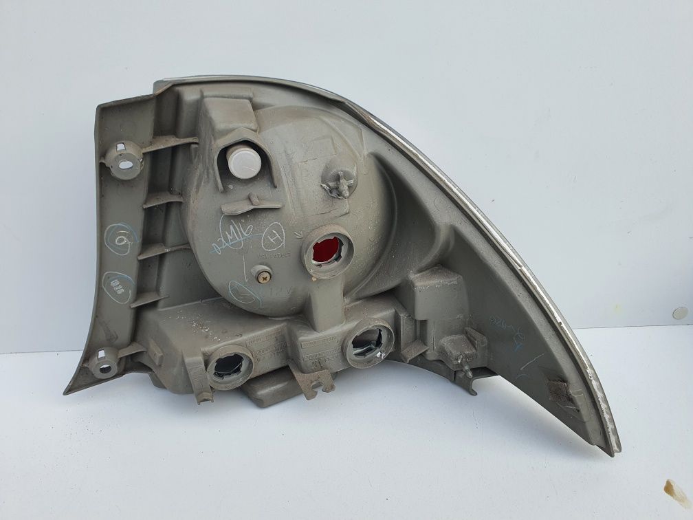 LEXUS IS200 IS300 lampa lewa tylna sedan 99-05
