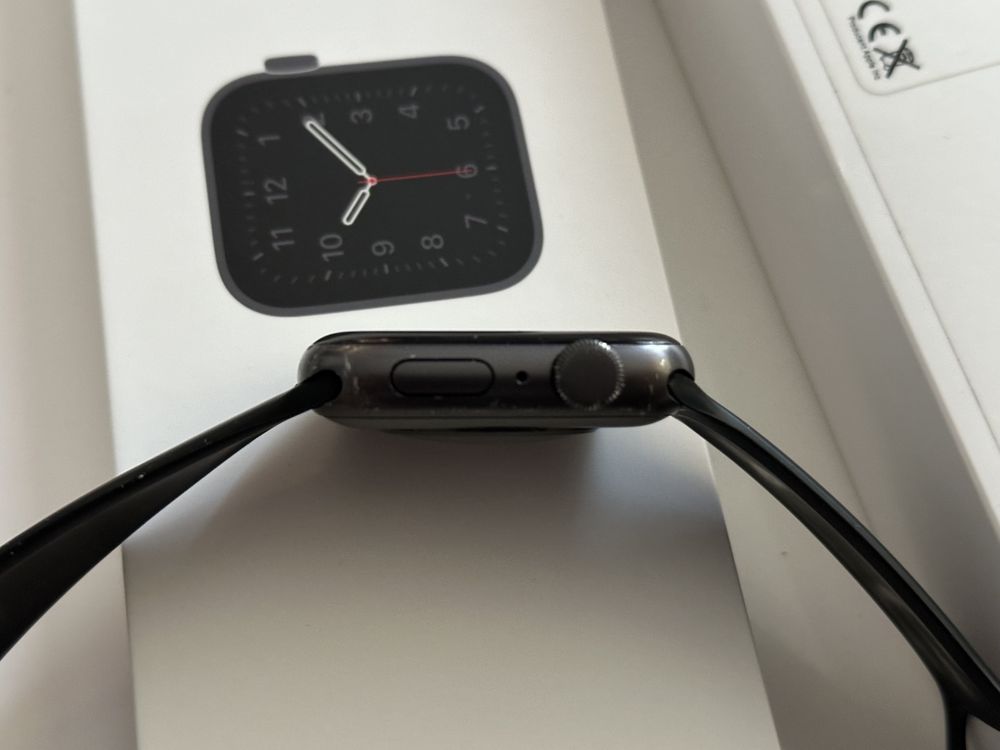 Apple Watch SE 44mm 32GB, space gray, komplet