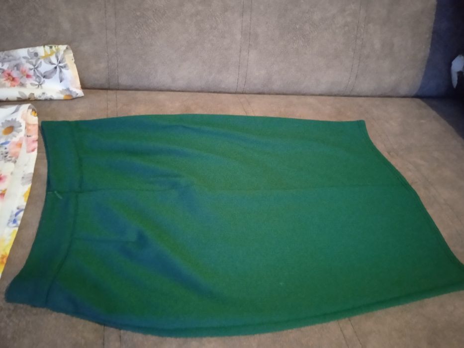 Продам весняний костюм