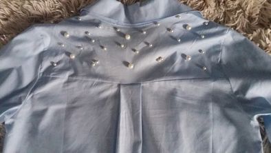 Błękitna koszula z perełkami