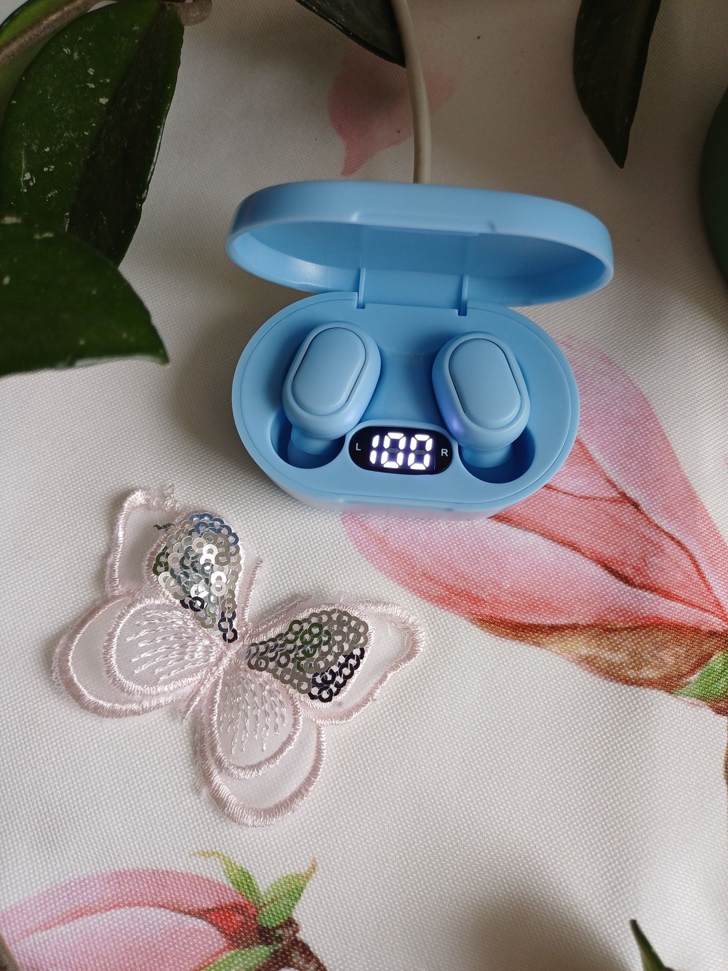 Nowe niebieskie słuchawki bezprzewodowe