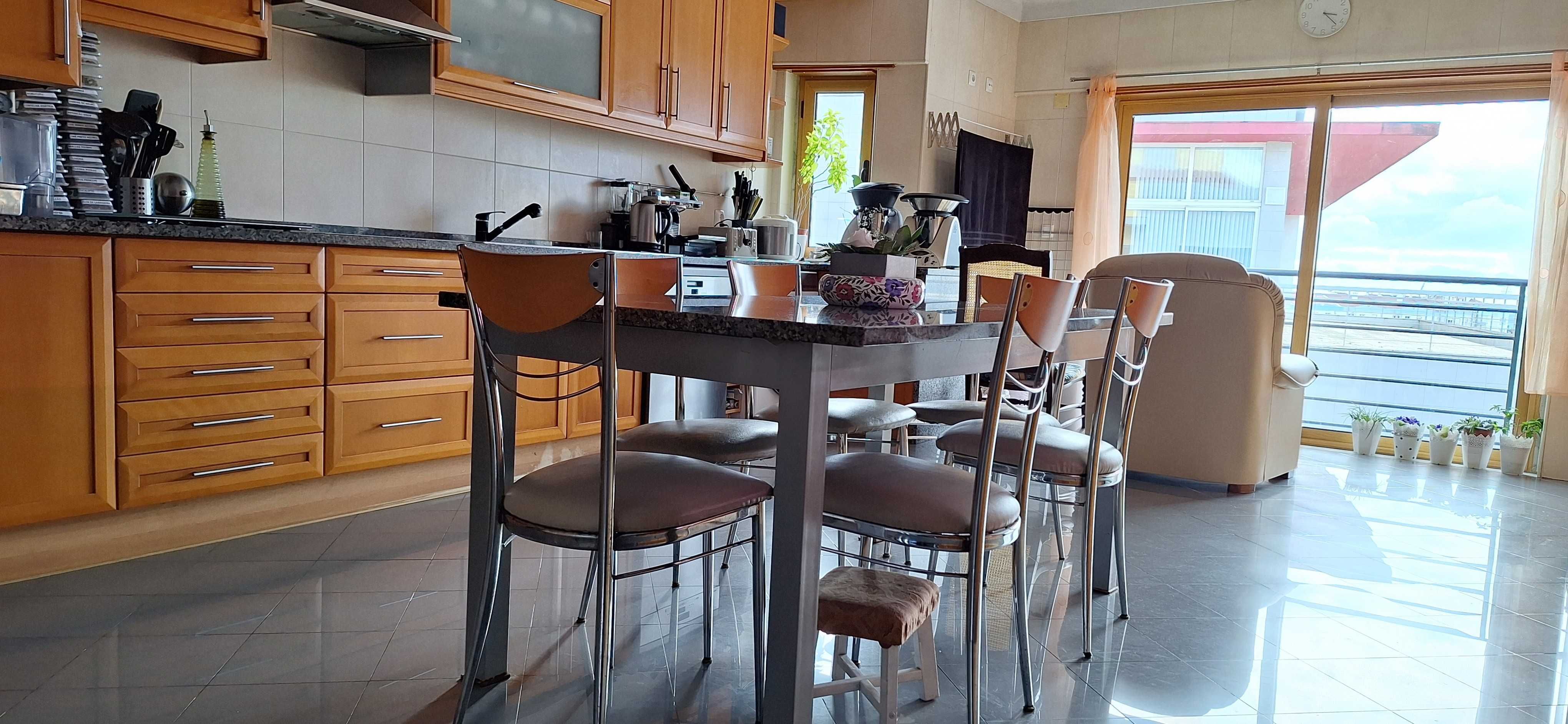 Excelente Apartamento T4 + "T0" no centro de Mafra