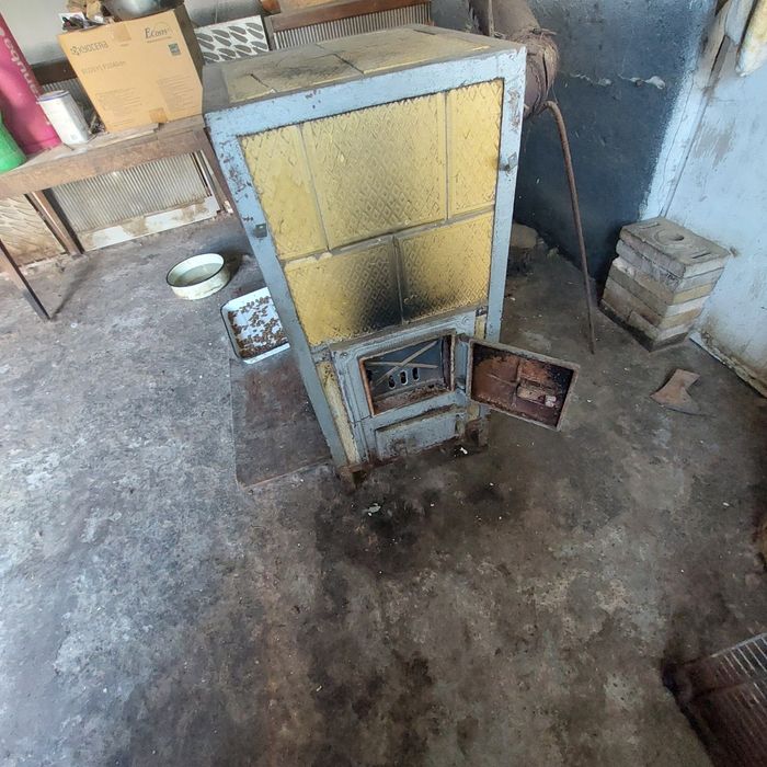 Piec kaflowy w ramach metalowych