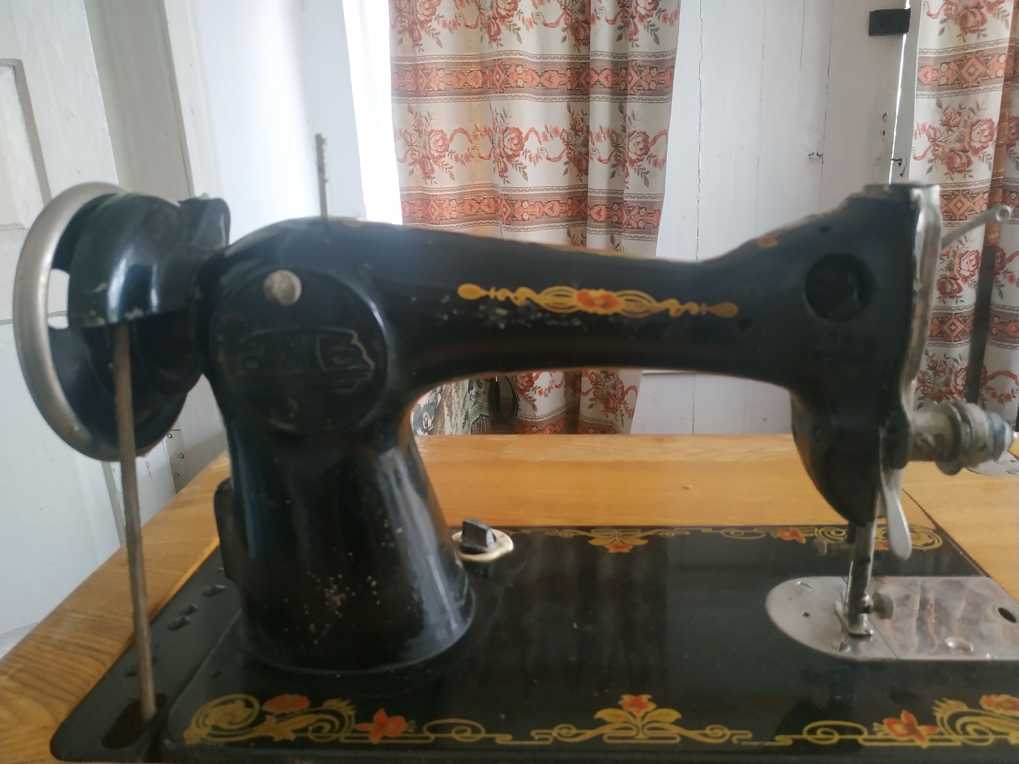 Швейная машинка ПМЗ со столом
