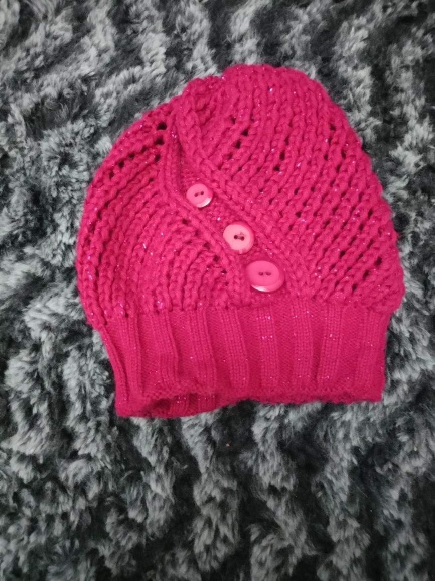 Różowa czapka z guziczkami