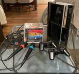 PS3 + pady + mikrofony (SingStar) + 10 gier