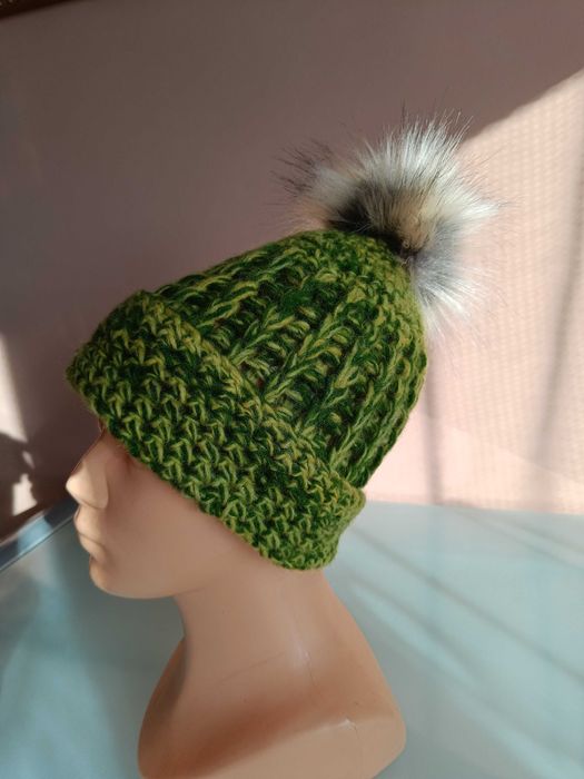 Czapka zielono-żółty melanż z wywiniętym kołnierzem pompon obwód 50cm