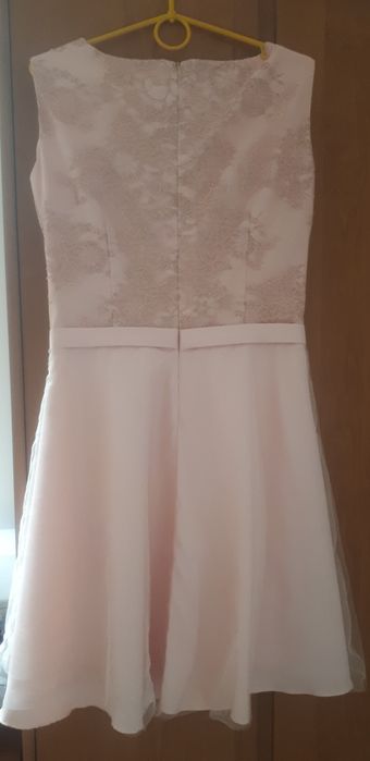 Koronkowa łososiowa sukienka z tiulowym dołem idealna na wesele