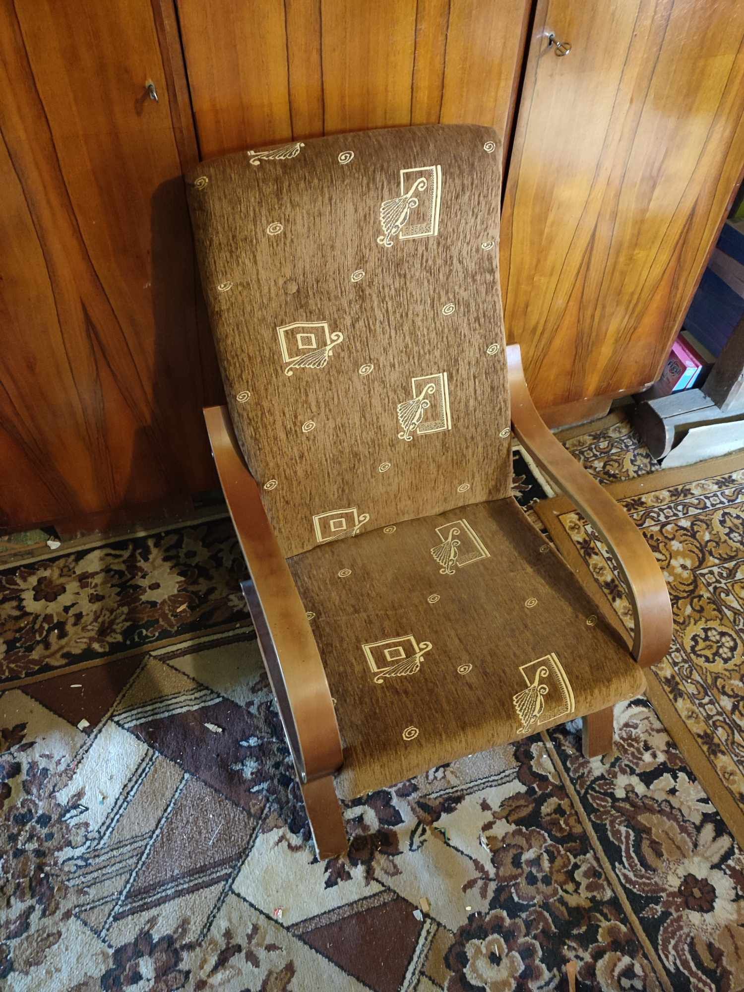 Fotel brązowy bujany