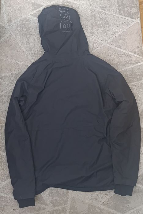 Czarna kurtka softshell z kapturem
