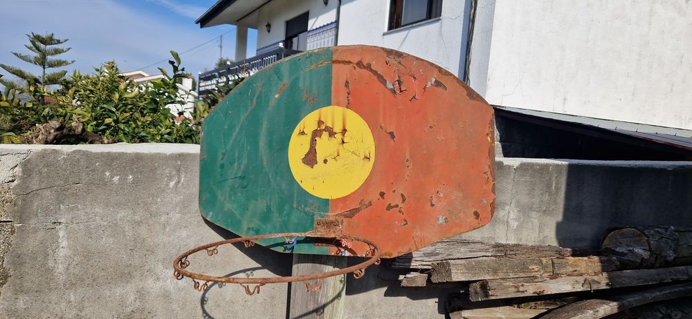 Cesto de basquetebol em ferro