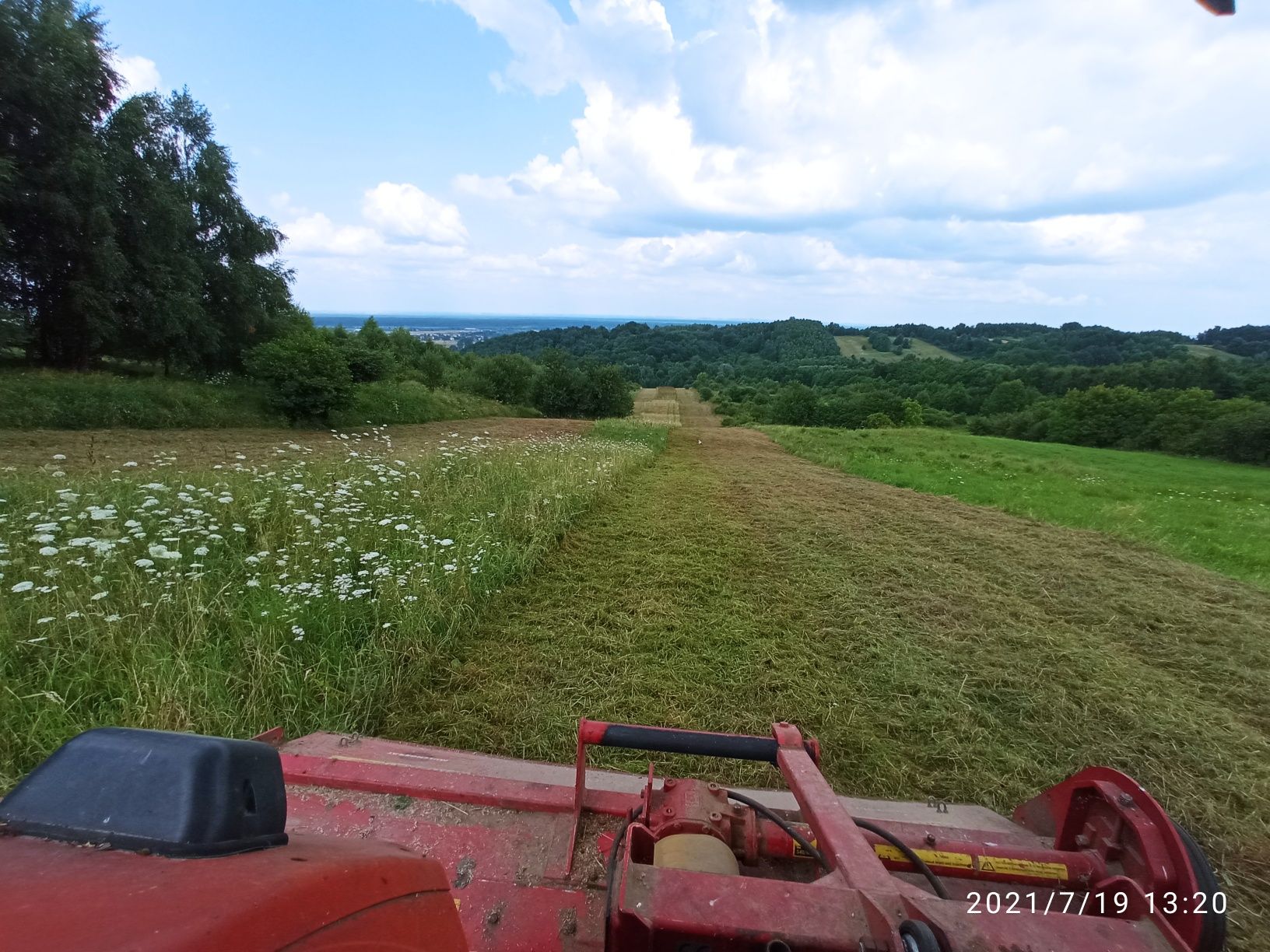 Koszenie łąk nieużytków trawy kosiarką bijakową