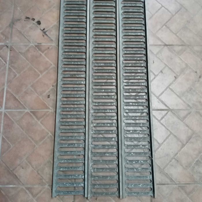 Grelhas para escoamento de águas,com 1mt comp x 15 cms de largura