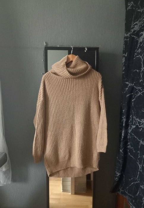 Długi beżowy sweter z dzianiny z golfem Reserved