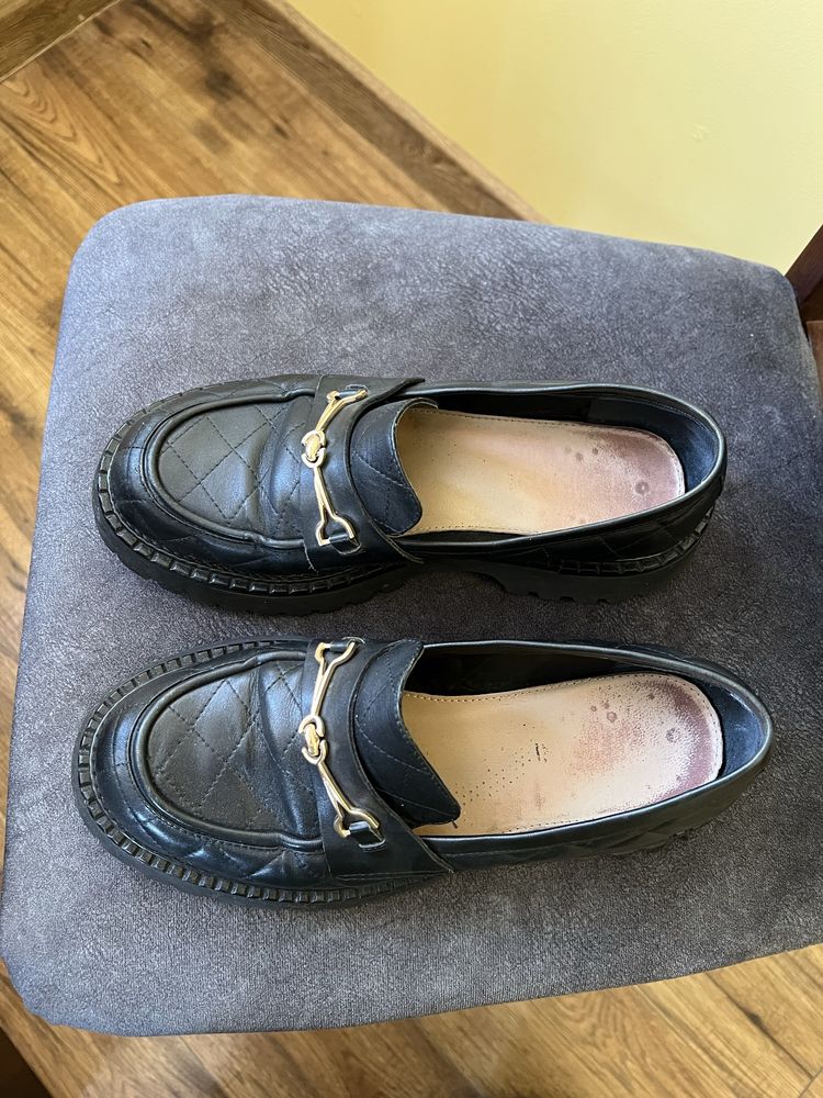Mokasyny loafersy półbuty Tuffoni czarne na platformie r.37