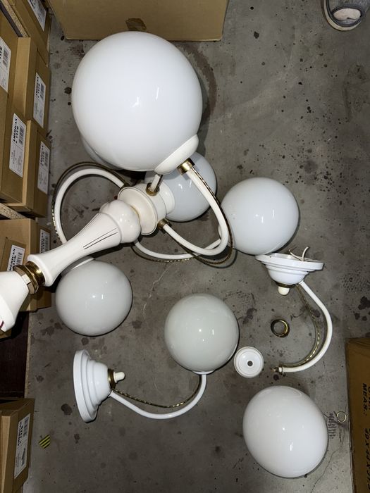 Lampa sufitowa biała z białymi kloszami + dwa kinkiety