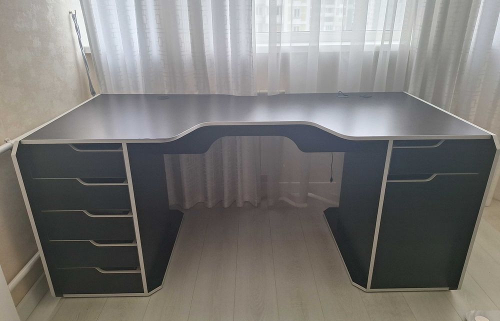 Комп'ютерний стіл