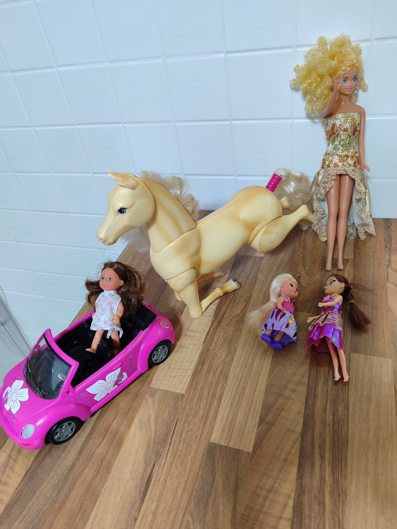 Koń, samochód i lalki, zestaw