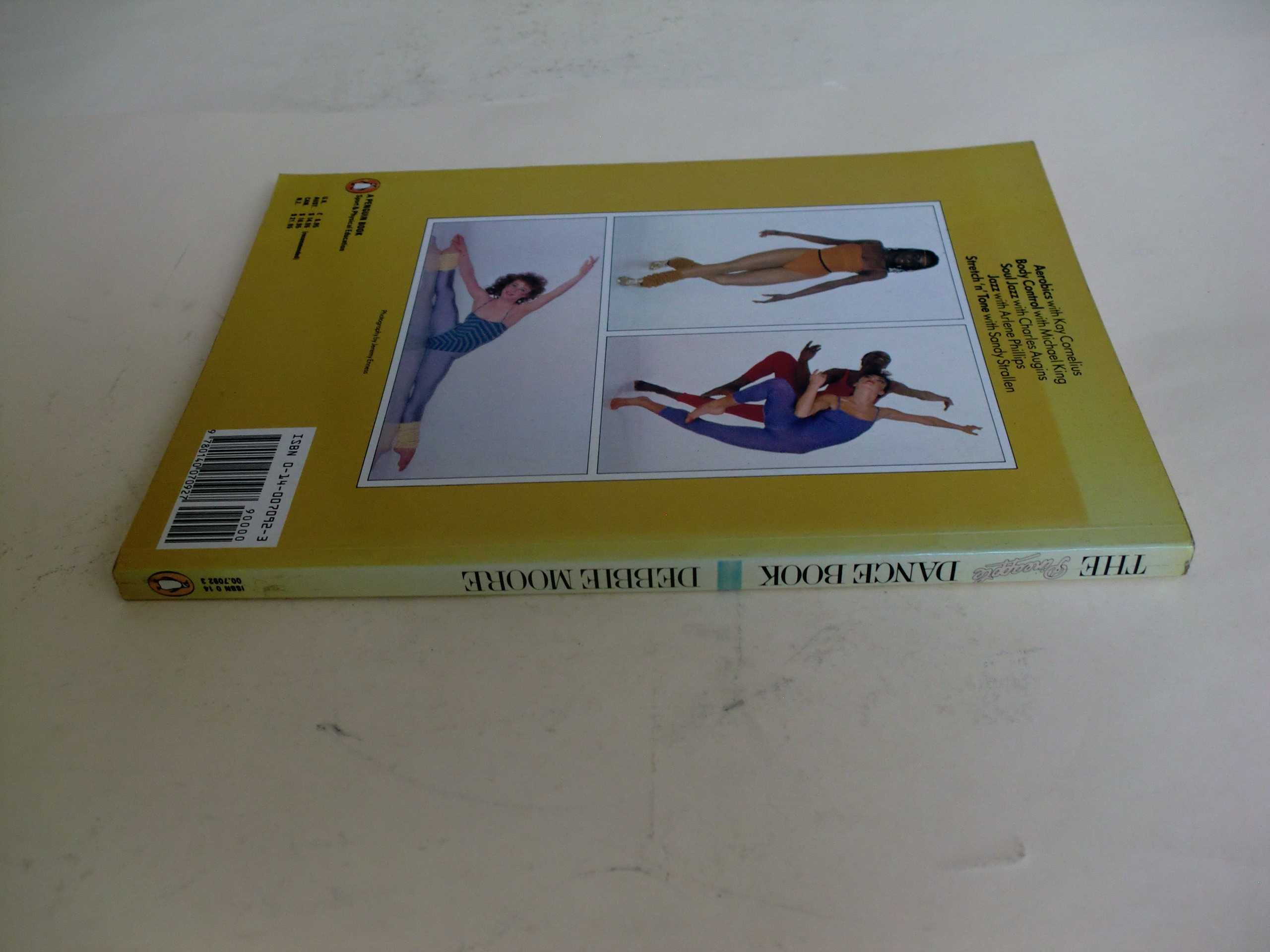 The Pineapple Dance Book by Debbie Moore
de Gay Search e David Roper